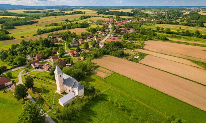 Teściowa Kupuje Dom dla Nowożeńców, Ale Zięć Odmawia Wpuszczenia Jej: "Chciała Zrobić Dobry Uczynek, Ale Taką Ma za To Wdzięczność"